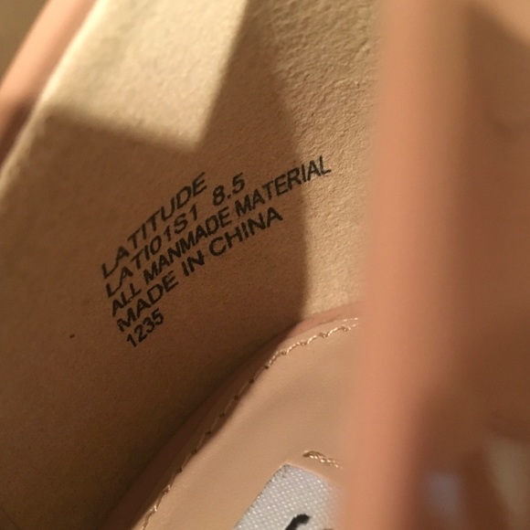 SOLD! STEVE MADDEN LATITUDE PUMPS - Picture 5 of 5